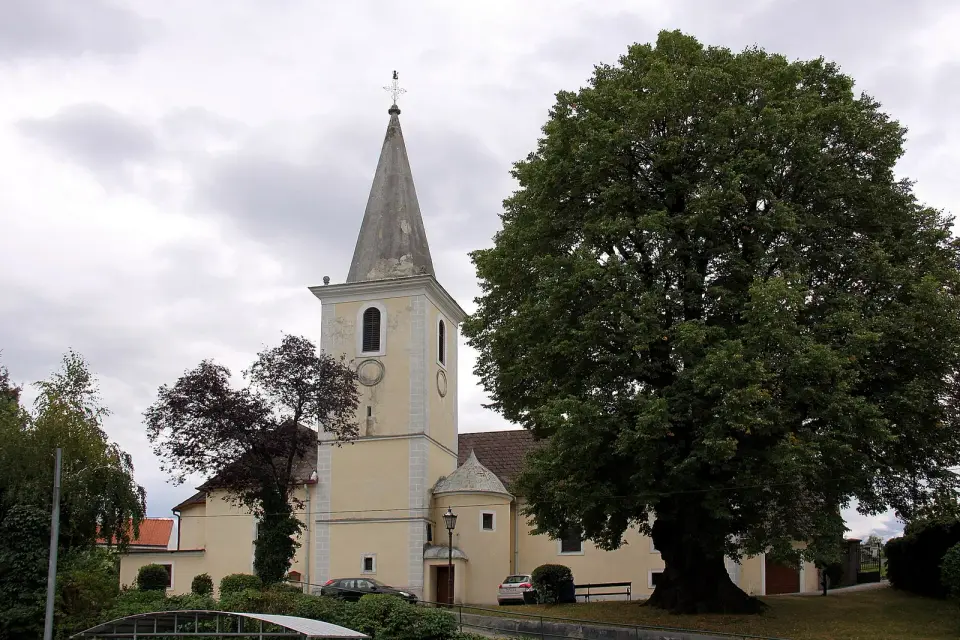 Kép: Steindy (talk) 01:51, 9 March 2012 (UTC) · CC BY-SA 3.0 Friedhofskirche (Wiesen)