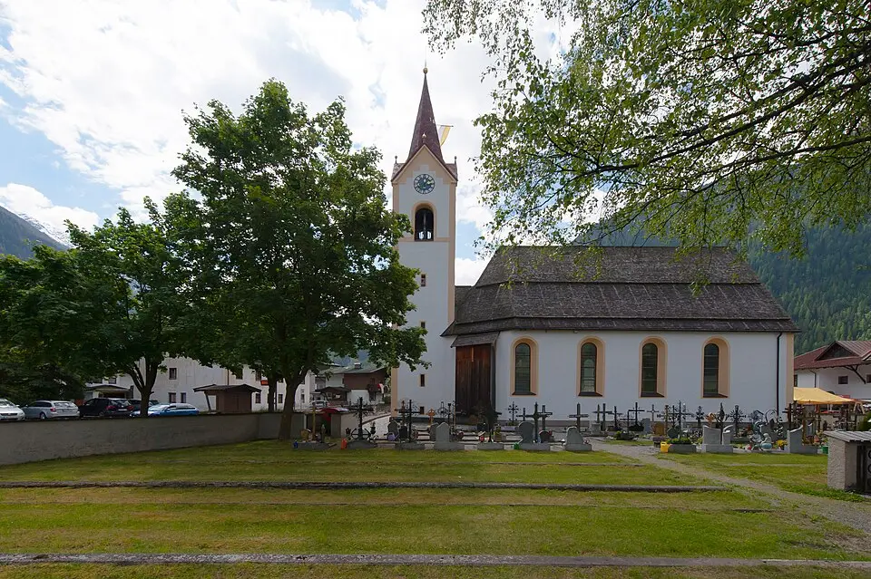 Pfarrkirche und Friedhof Huben