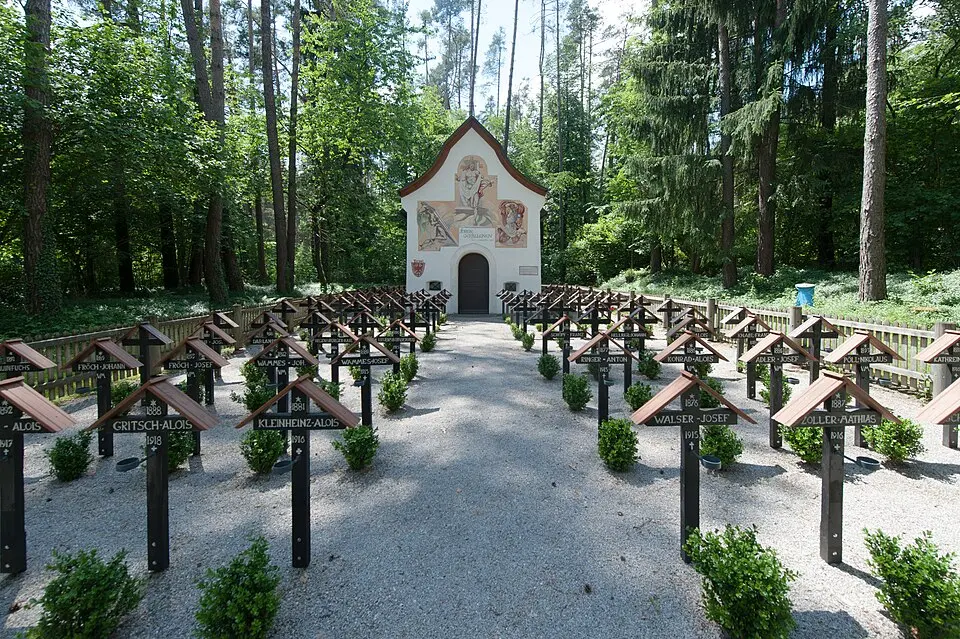 Slika: Ailura · CC BY-SA 3.0 AT Kriegergedächtniskapelle und Soldatenfriedhof