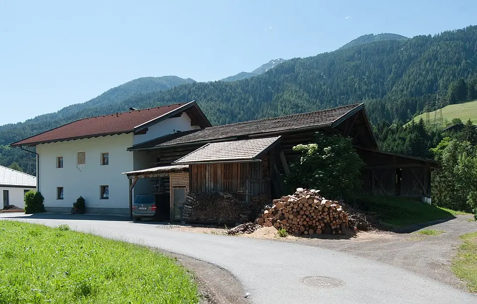 Obrázok: Ailura · CC BY-SA 3.0 AT Bauernhaus, Zwiehof mit Wandmalerei