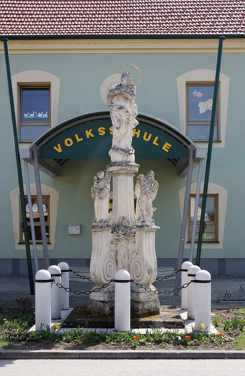 Pest-/Dreifaltigkeitssäule, Immaculata mit Pestheiligen