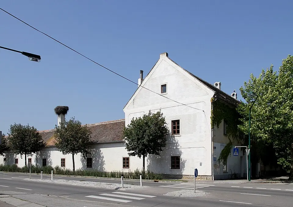 Obrázok: C.Stadler/Bwag · CC BY-SA 3.0 Bauernhof, ehemaliger Gasthof Wolf, ehemaliger Wirtschaftshof des Stiftes Heiligenkreuz