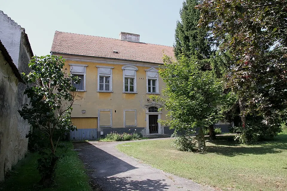 Obrázok: Bwag · CC BY-SA 3.0 Pfarrhof