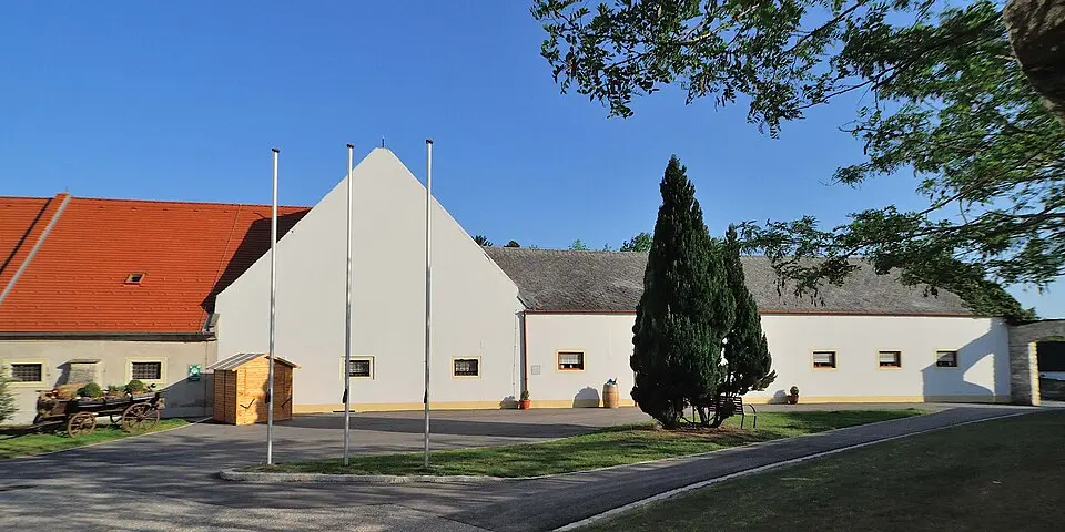 Obrázok: Robert Heilinger · CC BY-SA 3.0 Wirtschaftsgebäude