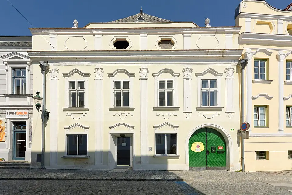 Image: Robert Heilinger · CC BY-SA 3.0 Wohn- und Geschäftshaus