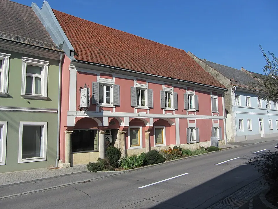Slika: StefanTiran · CC BY-SA 3.0 AT Wohn- und Geschäftshaus