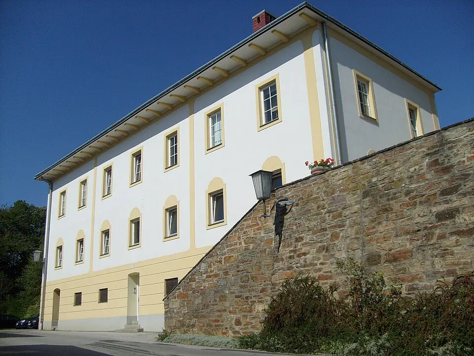 Image: Hundsstern (talk) · CC BY-SA 3.0 AT Wohnhaus, ehem. Schule