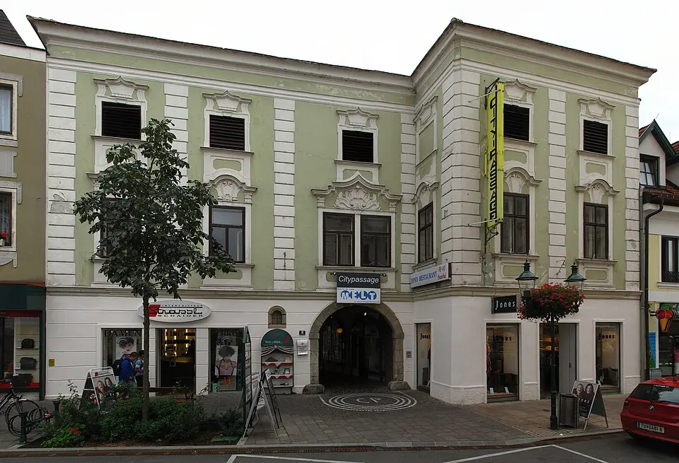 Image: Clemens PFEIFFER · CC BY 3.0 Apartment building in Tulln Hauptplatz 2