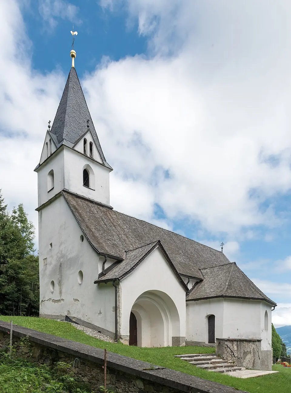 Kath. Filialkirche hl. Peter und Paul und Friedhof