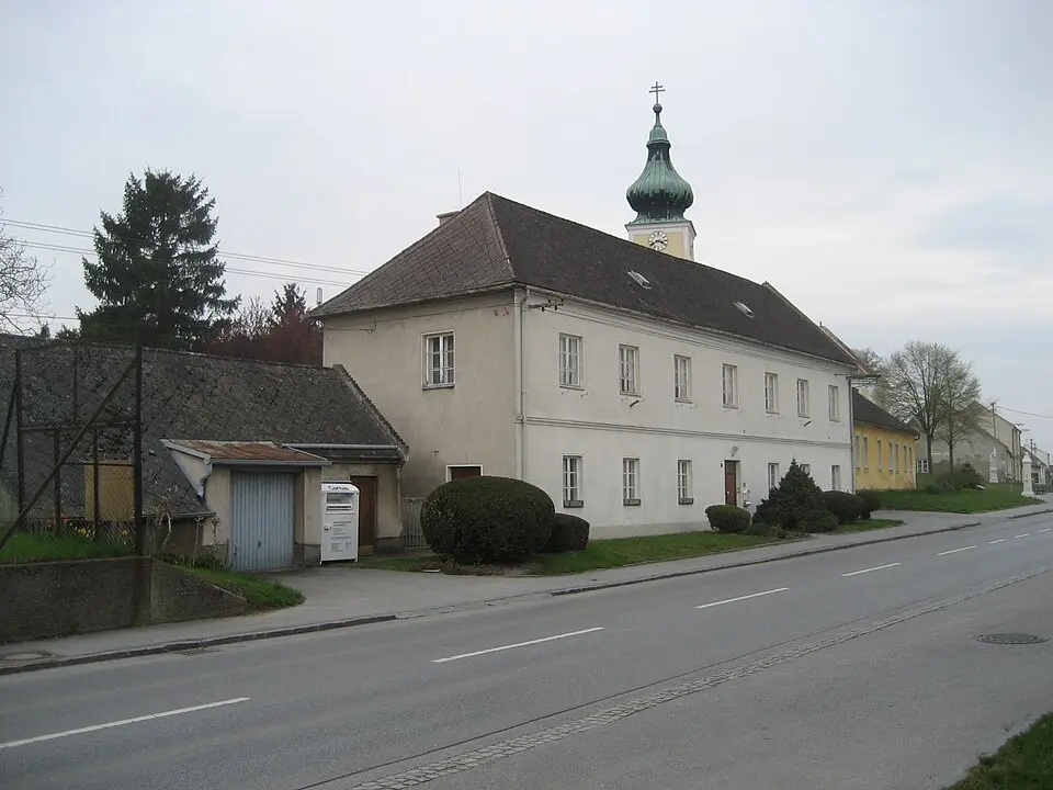 Bild: Priwo · Public domain Pfarrhof