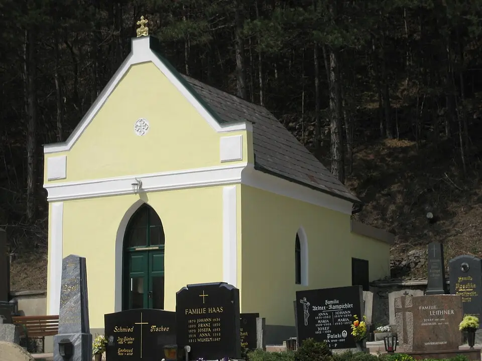 Bild: Priwo · Public domain Friedhofskapelle