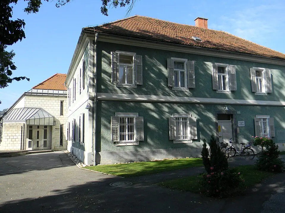 Bild: Willard (talk) · CC BY-SA 3.0 AT Pfarrhof