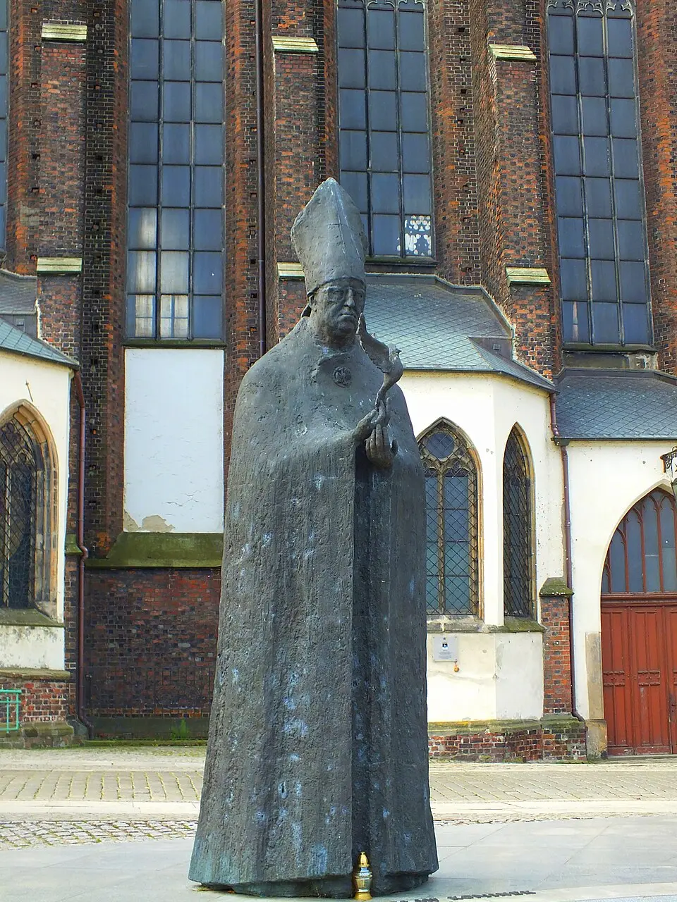 Bolesław Kominek monument