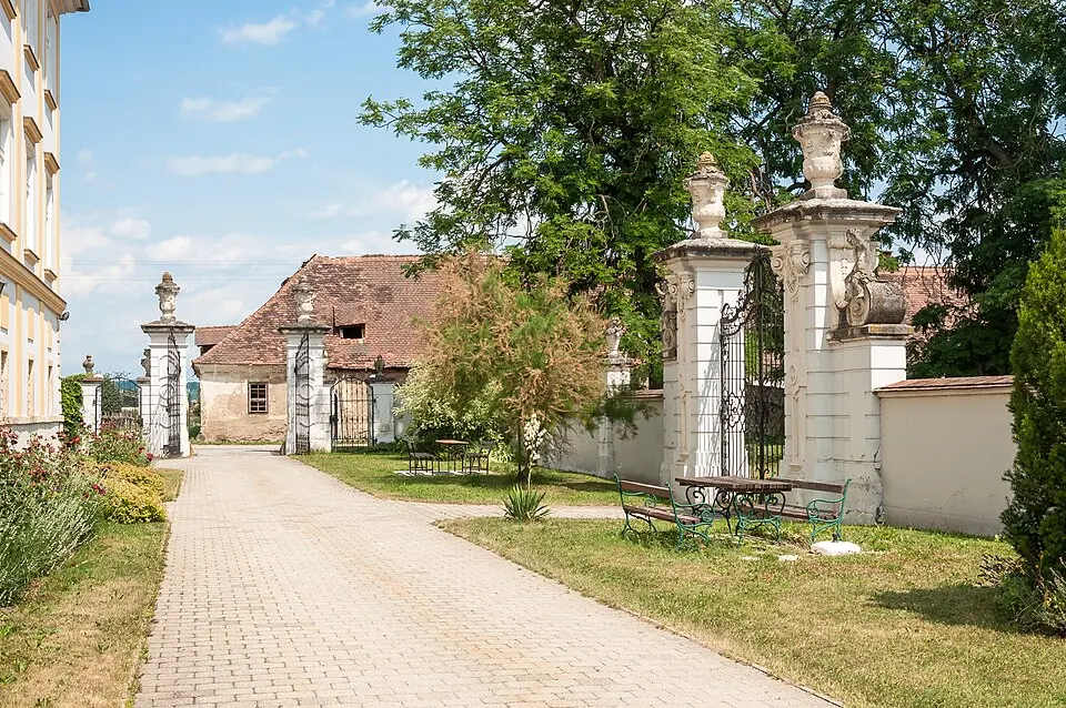 Umfriedung mit Gartenportalen