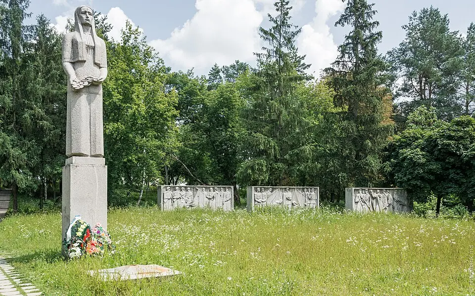 Memorialul gloriei militare la mormântul ostașilor căzuți în 1944 și în memoria a 199 ostași consăteni