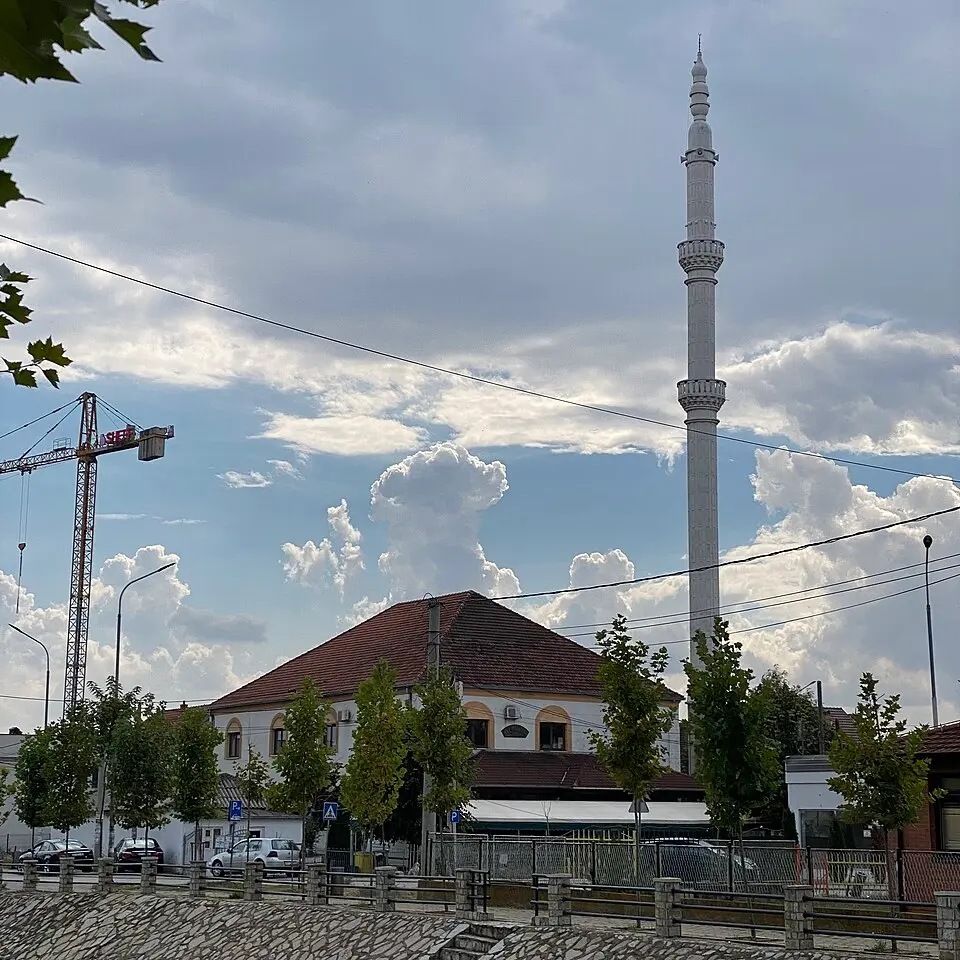 Kép: Typical Albanian · CC BY-SA 4.0 Met Podujeva Mosque