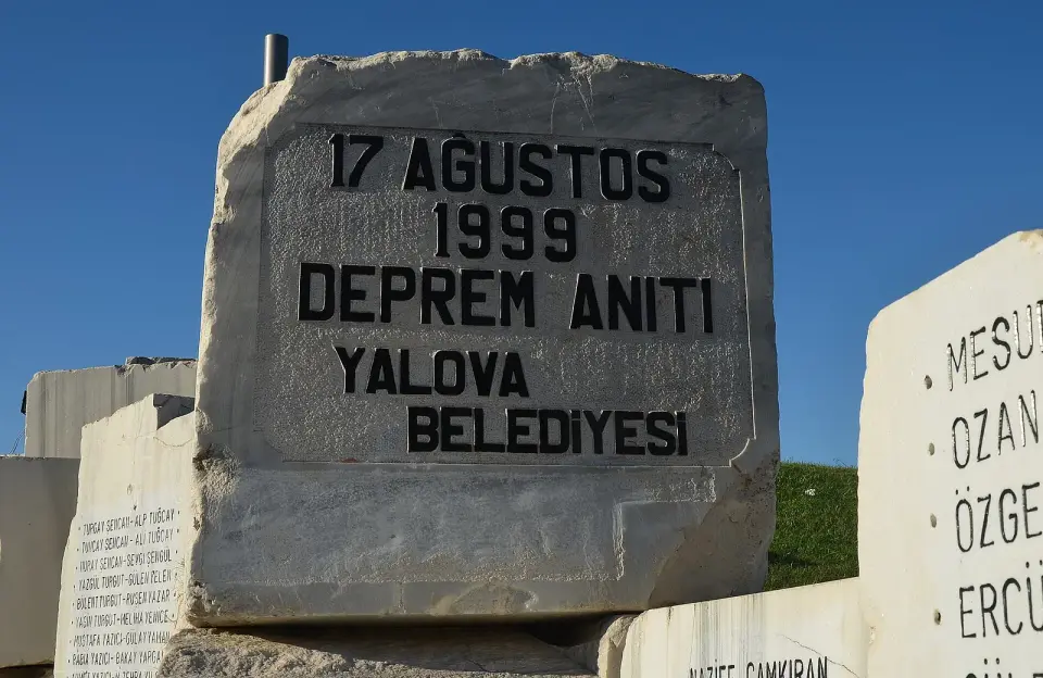 Yalova Deprem Anıtı