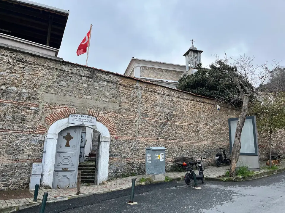 Yerevman Surp Haç Ermeni Kilisesi
