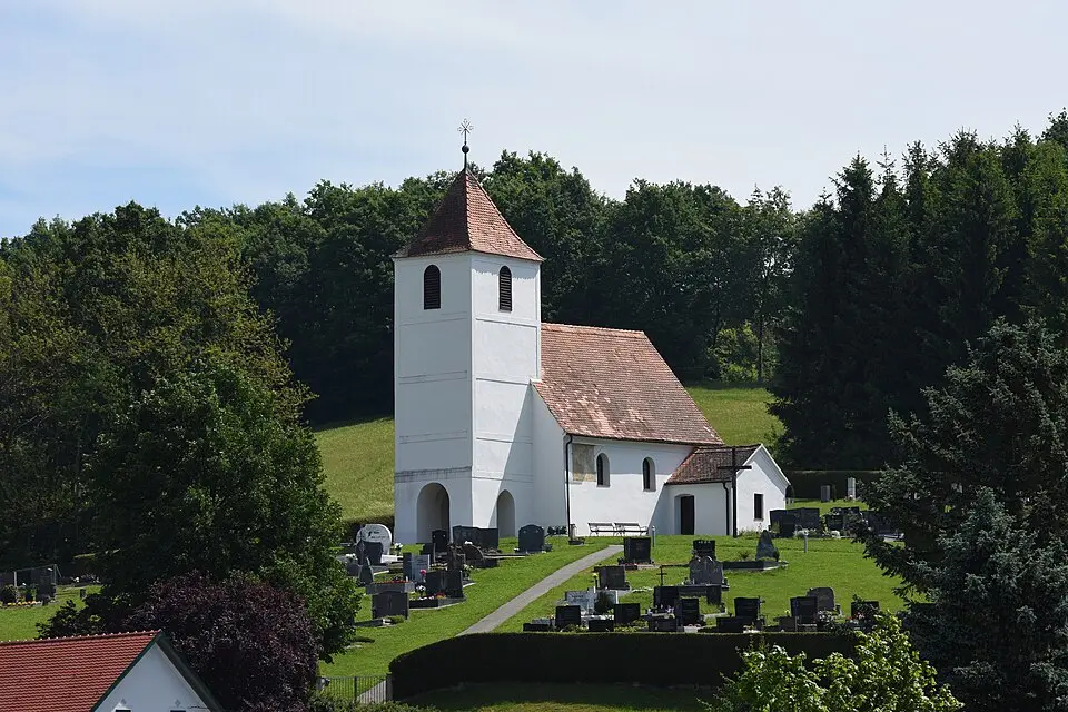 Kath. Filialkirche, hl. Laurentius und Friedhof