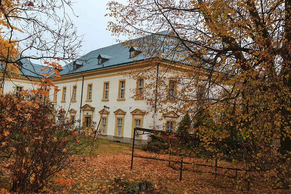 Zámek Černíkovice