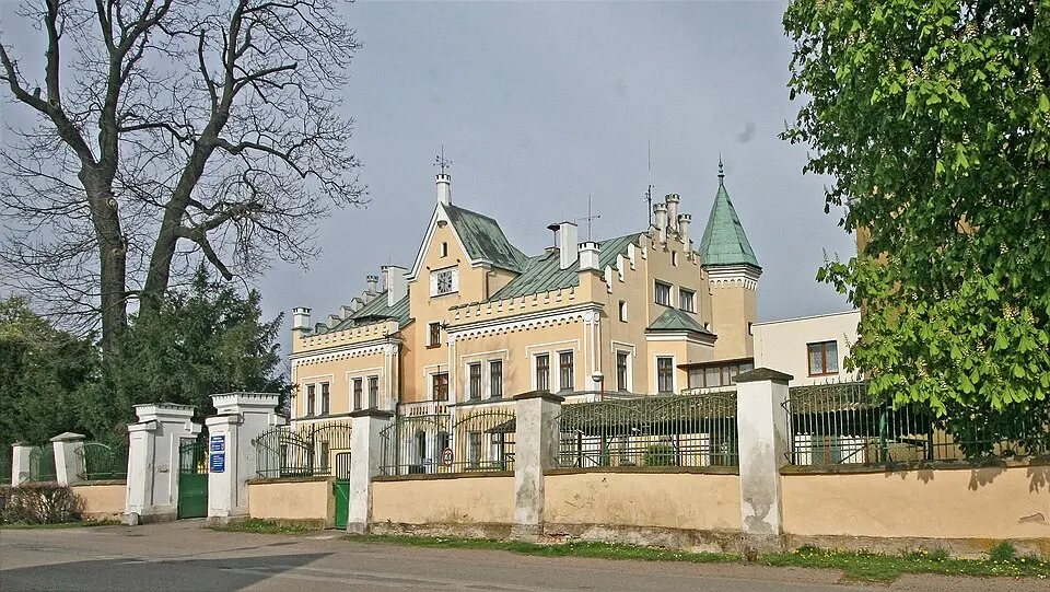Bild: Petr1888 · CC BY-SA 3.0 Zámek Hlušice