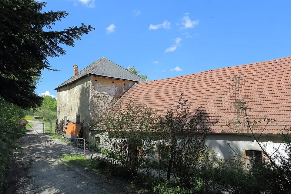 Kälberhof, westlicher Turm und östlich anschließender gemauerter Wohntrakt