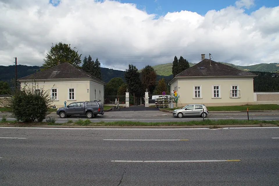 Friedhofstor mit flankierenden Bauten