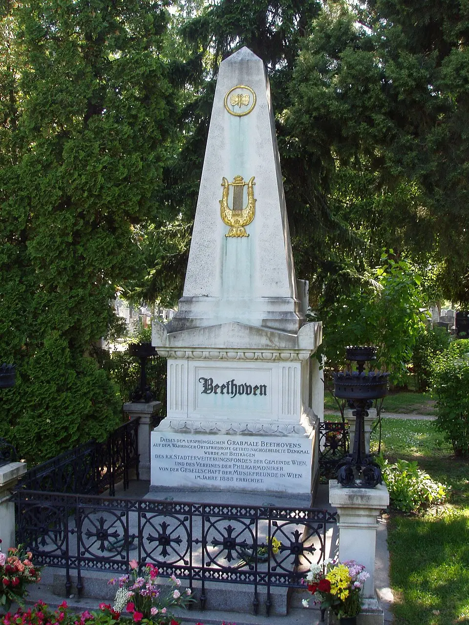 Nahral: Banana patrol · CC BY-SA 3.0 Grab von Ludwig von Beethoven