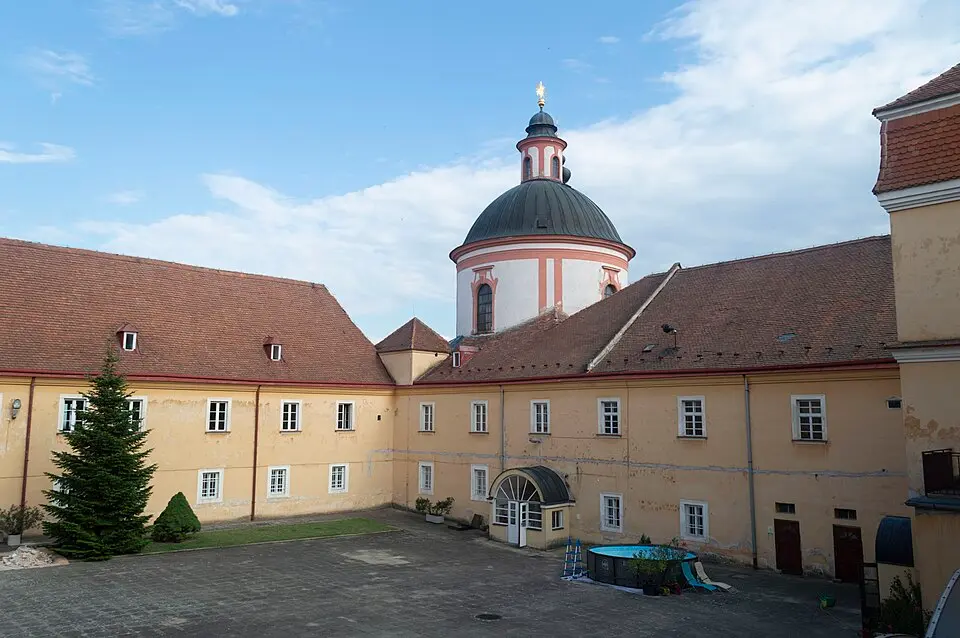 Proboštství křížovníků s červenou hvězdou s kostelem sv. Hippolyta