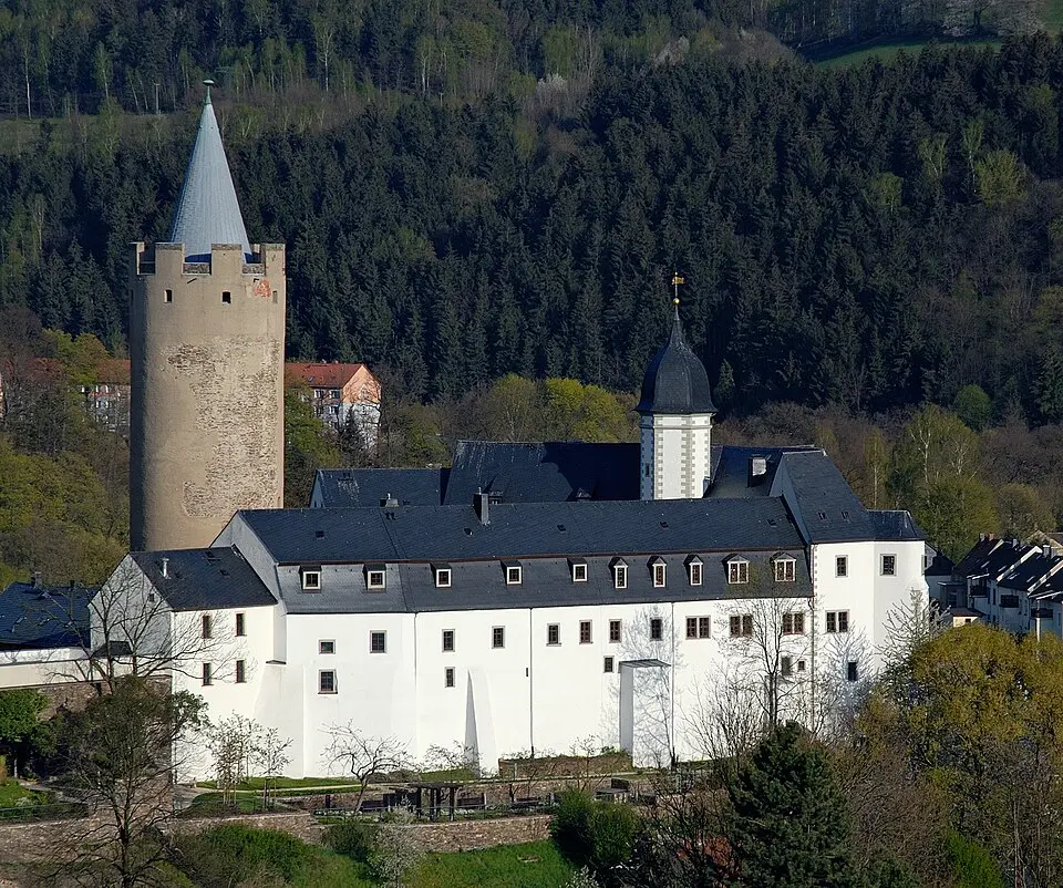 Sachgesamtheit Schloss Wildeck mit Bergfried »Dicker Heinrich« mit folgenden Einzeldenkmalen: Bergfried und Jagdschloss (siehe Einzeldenkmalliste - Obj. 09301414, gleiche Anschrift), der Burgberg sowie terrassierte Nutz- und Ziergärten im unmittel