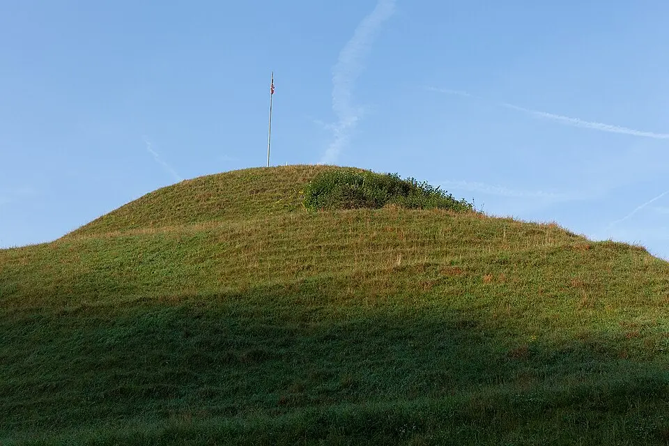 Obrázok: Roland Zumbuehl · CC BY-SA 3.0 Zunzger Büchel, mittelalterliche Holz-Erde-Burg