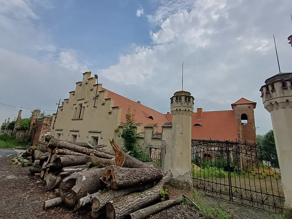 Zvonice a špýchar zámku Filipov
