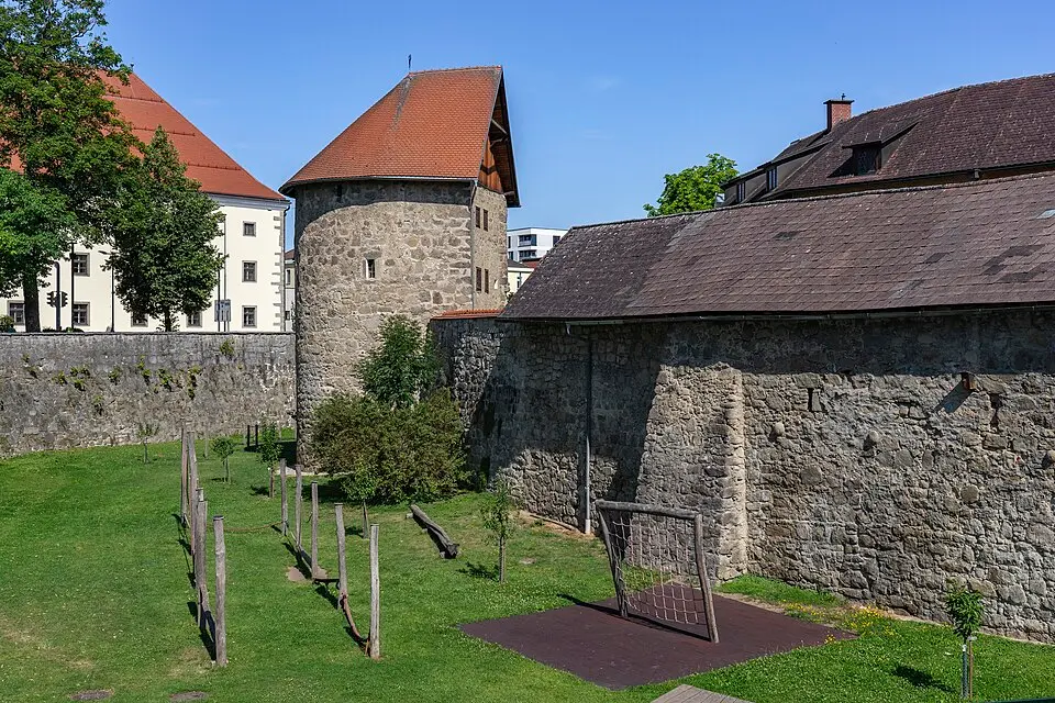 Schmidinger Tower with part of the inner city wall and Zwinger