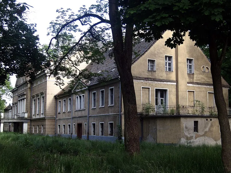 Pałac, Braci Bassy 18 w Bąkowie