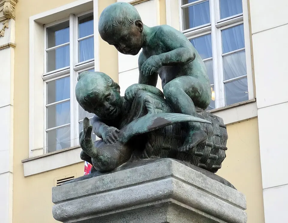 Dzieci bawiące się z gęsią (pomnik w Bydgoszczy)
