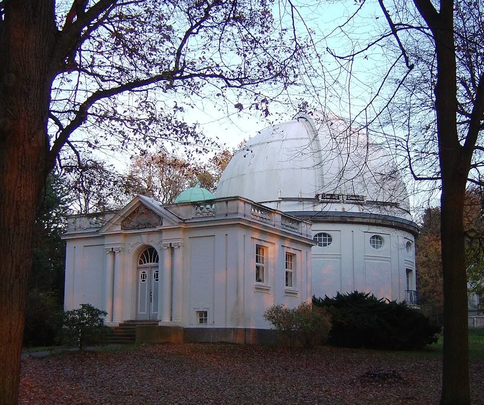 Uploaded by: Ile-de-re~commonswiki · CC BY-SA 3.0 Hamburg-Bergedorf Observatory