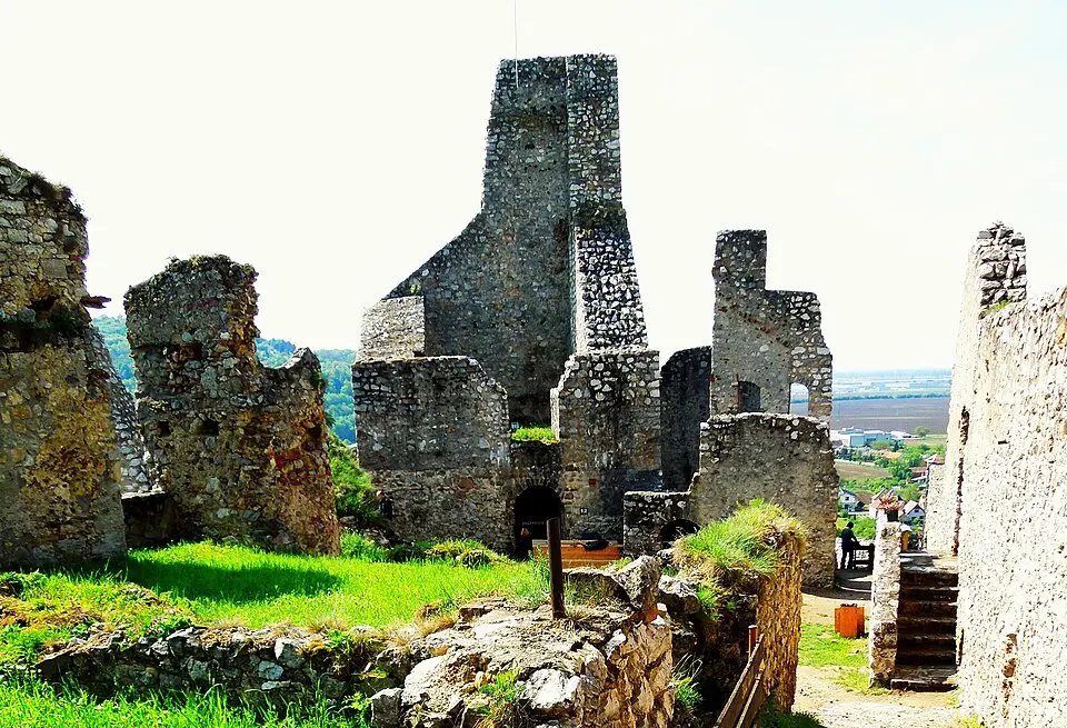 Hrad Beckov, palác hradný III.