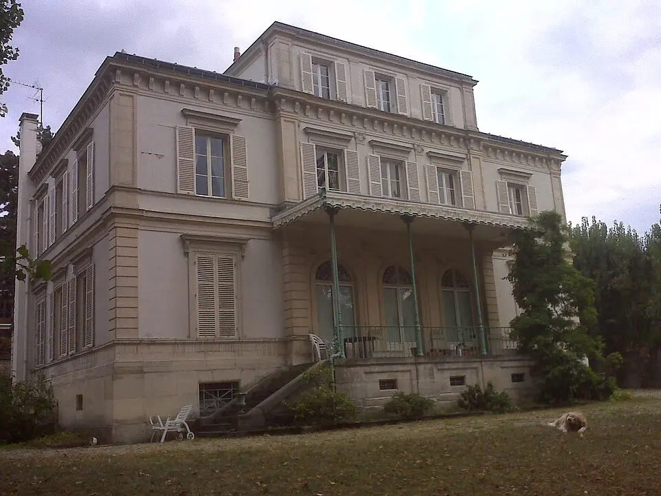 maison des Colonnes et grotte du château de Bellevue