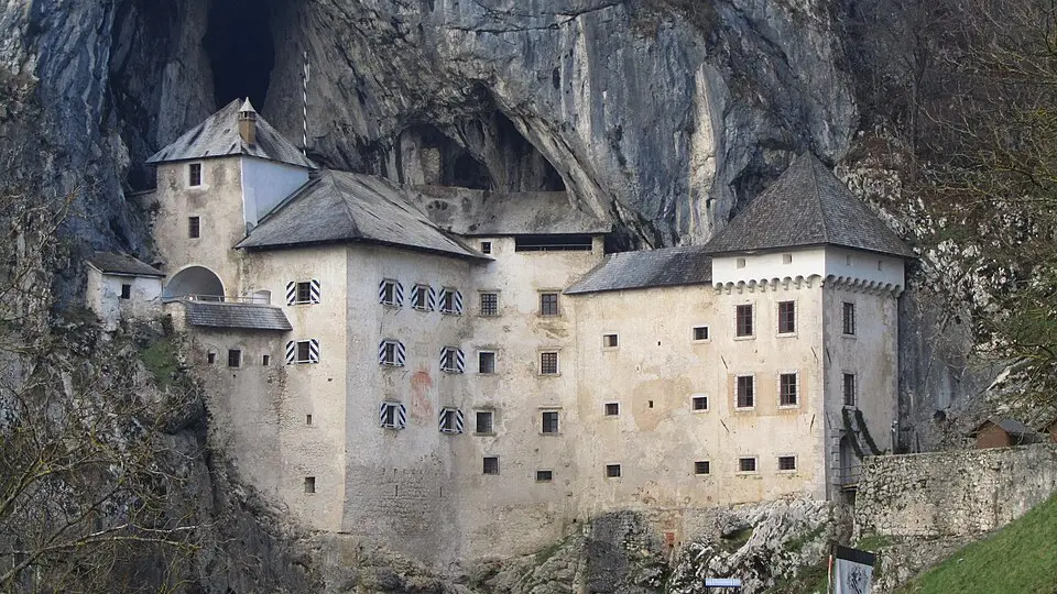 Image: Mariposa.que.vuela · CC BY-SA 3.0 château de Predjama