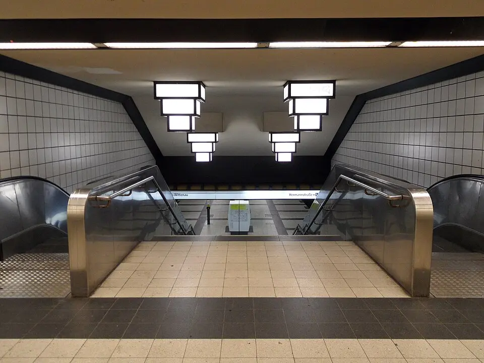 Bild: IngolfBLN · CC BY-SA 2.0 U-Bahnhof Paracelsus-Bad