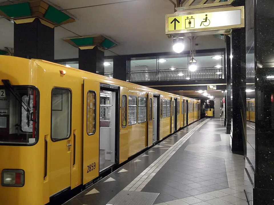 Image: IngolfBLN · CC BY-SA 2.0 Rathaus Spandau