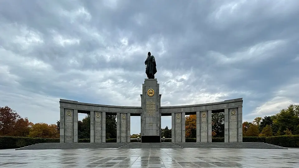Sowjetisches Ehrenmal mit Soldatenfigur
