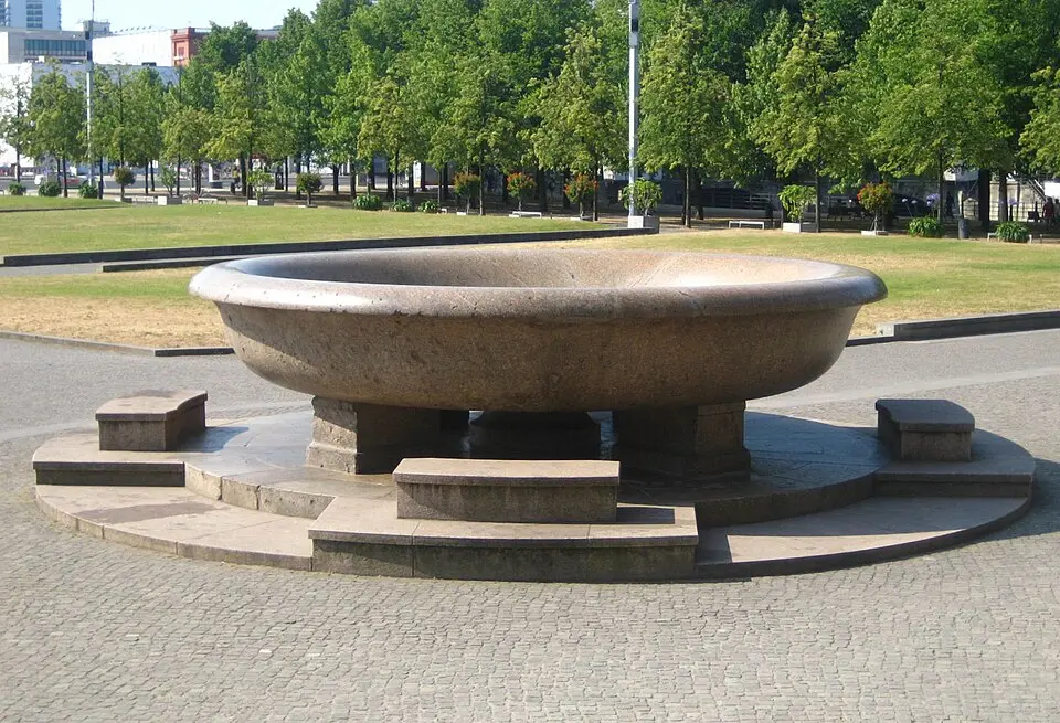 Granitschale im Lustgarten