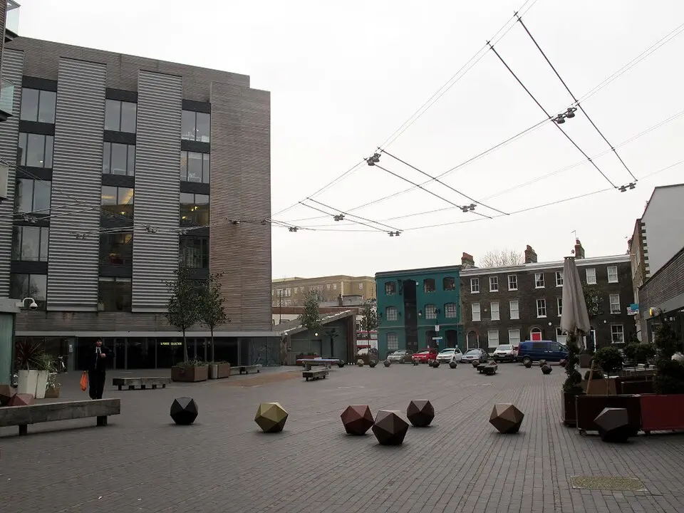Image: Stephen Craven · CC BY-SA 2.0 Bermondsey Square