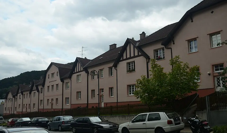 Bild: Herzi Pinki · CC BY-SA 3.0 Arbeiter- /Angestelltenwohnhausanlage, Brunntalhof