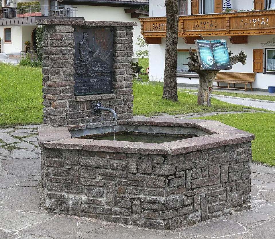 Laufbrunnen mit Gedenktafel für Franz Berndorfer