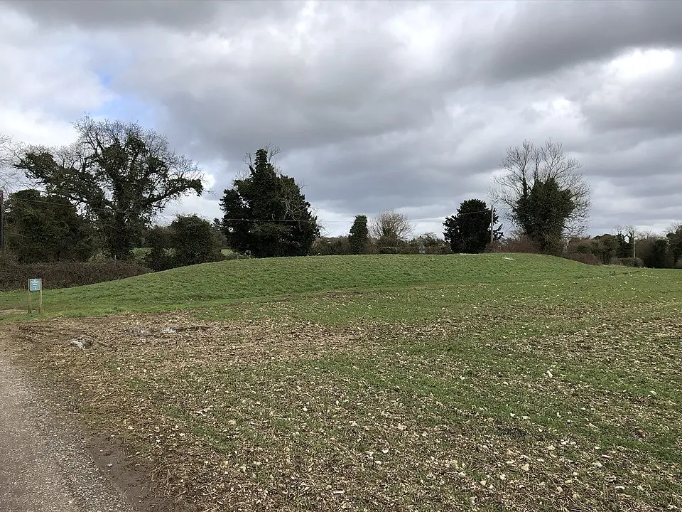 Slika: Chris Thomas-Atkin · CC BY-SA 2.0 Bevis's Thumb long barrow, 370m west of Fernbeds Farm