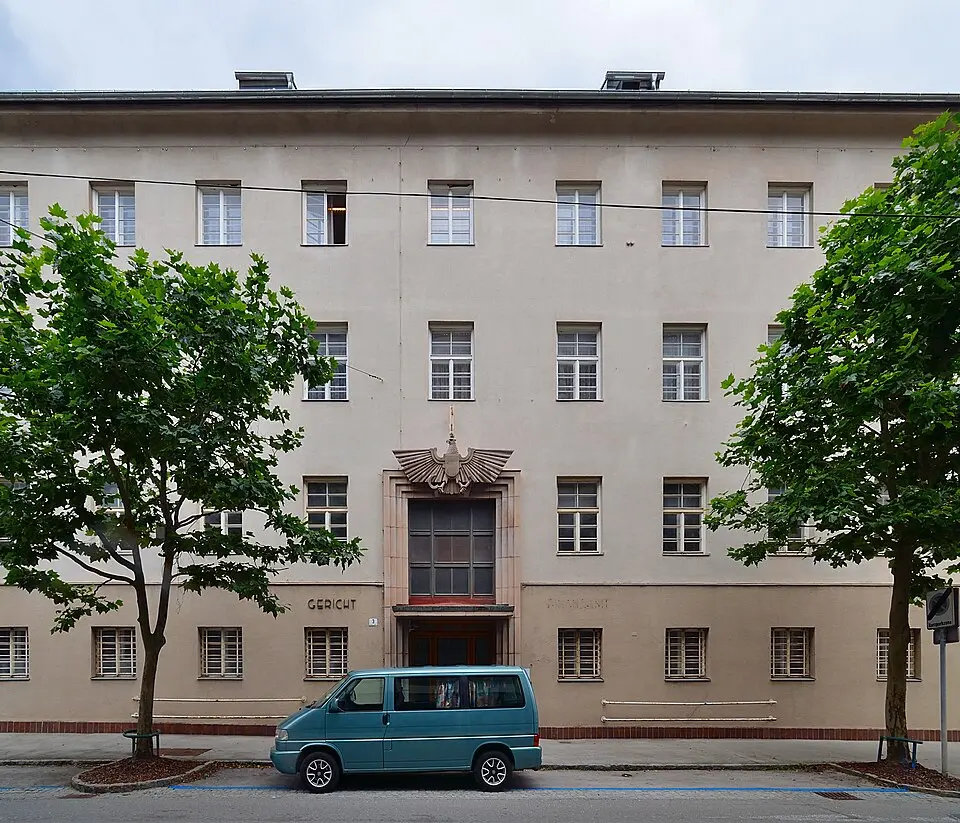 Bezirksgericht und Amtsgebäude