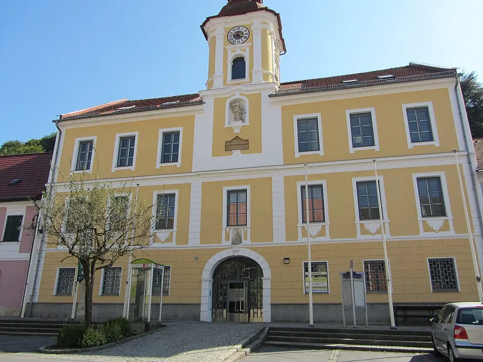 Slika: StefanTiran · CC BY-SA 3.0 AT Bezirksgericht mit Steinpranger