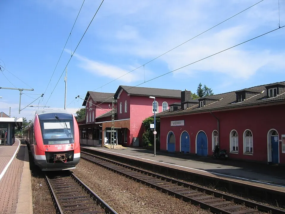 Obrázek: A.Savin · CC BY-SA 3.0 Bahnhof Au